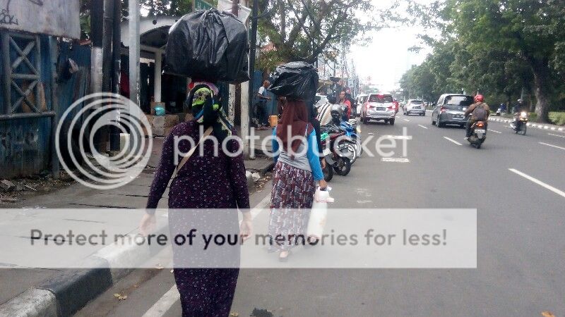 perempuan Madura di Jakarta, meletakkan barang di atas kepala