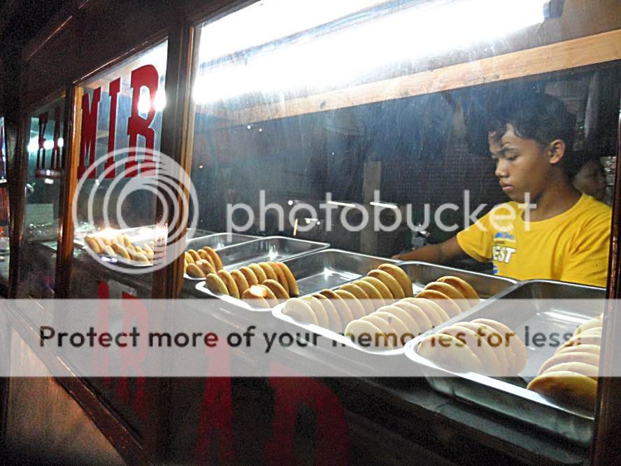 kue kamir arab seribuan di jalan kodau bekasi indonesia