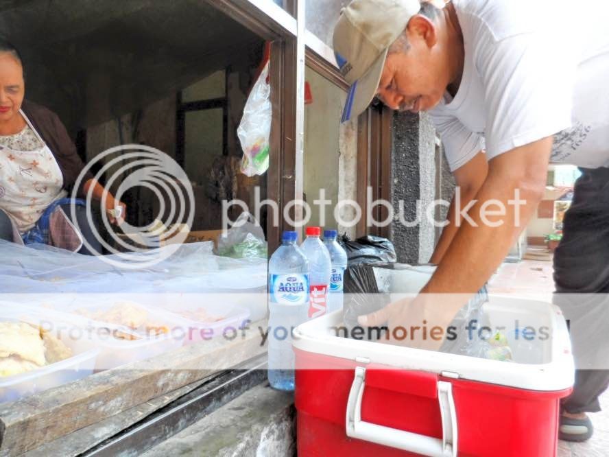 warung berjendela rendah pada sebuah bangunan bekas kantor di little tokyo, blok m, jakarta selatan