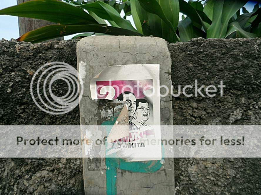 bekas materi kampanye pilpres 2014 di tembok kuburan rawabogo, jatiasih