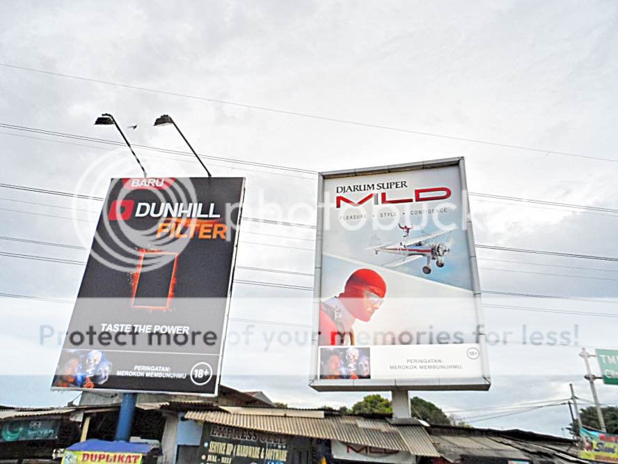 bilbor iklan sigaret dunhill dan djarum mild di jatiwarna, bekasi