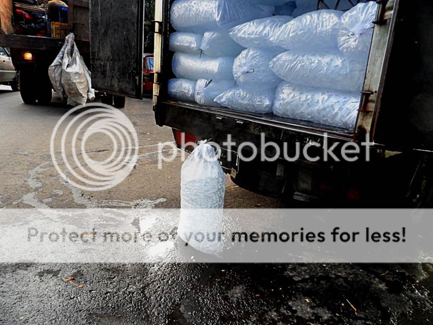 Es batu kubus dalam kantong plastik @ Rp15.000 di Gandaria, Jaksel