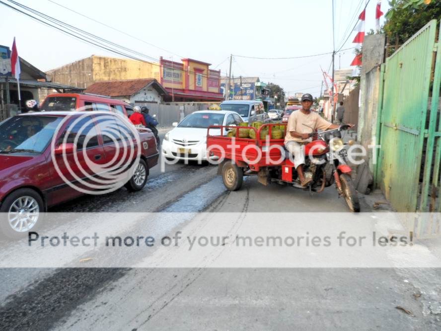 gerobak motor di tengah kemcetan lalu lintas di jalan raya pondokgede-bekasi (jatikramat)