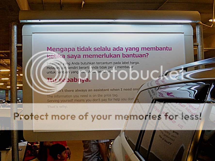 pemberitahuan tentang gaya belanja modern di parkiran IKEA Indonesia