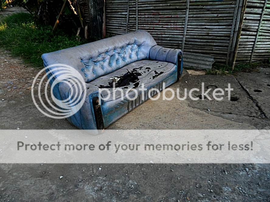 sofa hebol sebagai penghias jalan di rawabogo, jatiasih, bekasi