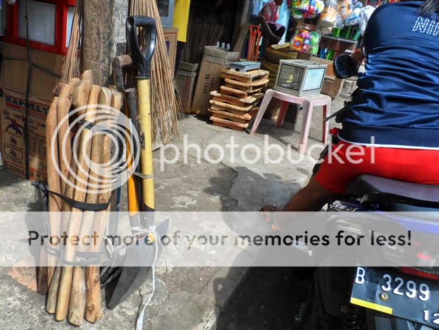 gagang cangkul dijual di toko ratna wijaya, pasar kecapi, pondokgede, jabar